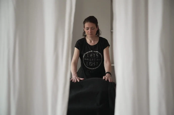 Anne Demaret qui exerce un massage énergétique